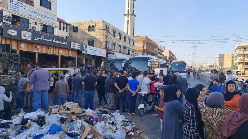 Des familles de migrants détenus en Grèce et en Turquie bloquent des routes dans le Akkar