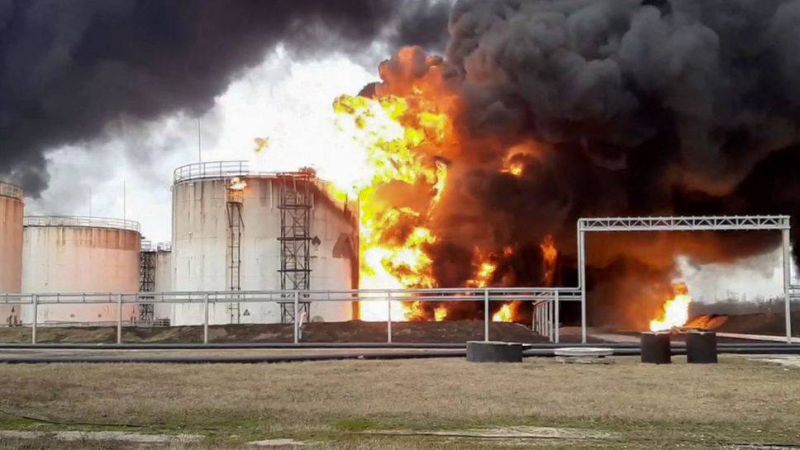 Un dépôt de pétrole en feu après une frappe sur une région frontalière de l'Ukraine
