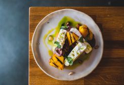 Féta et nectarine grillée, l’une des spécialités de Dirty Lemon. Photo DR