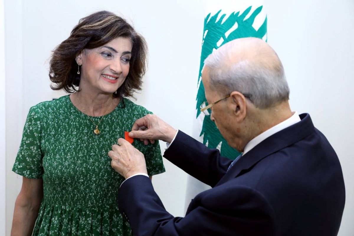 Aoun décerne à Scarlett Haddad la médaille de l’ordre national du Cèdre