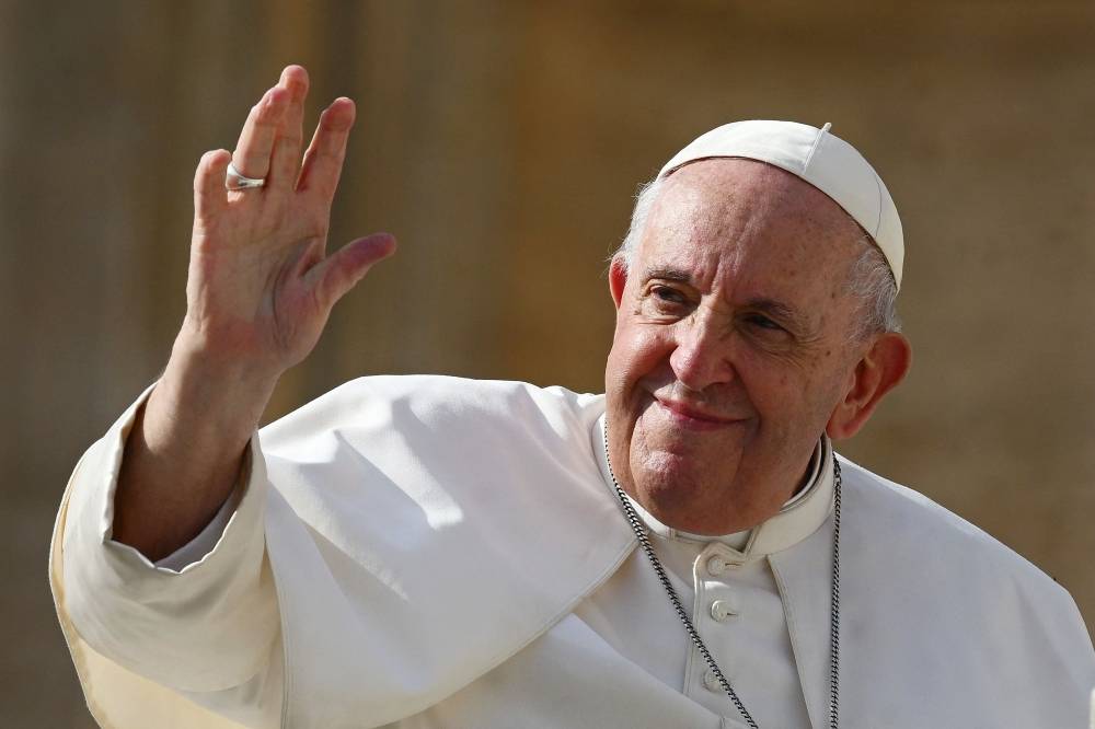 Le pape salue le frère de la journaliste d'al-Jazeera tuée en Cisjordanie occupée Le pape salue le frère de la journaliste d'al-Jazeera tuée en Cisjordanie occupée