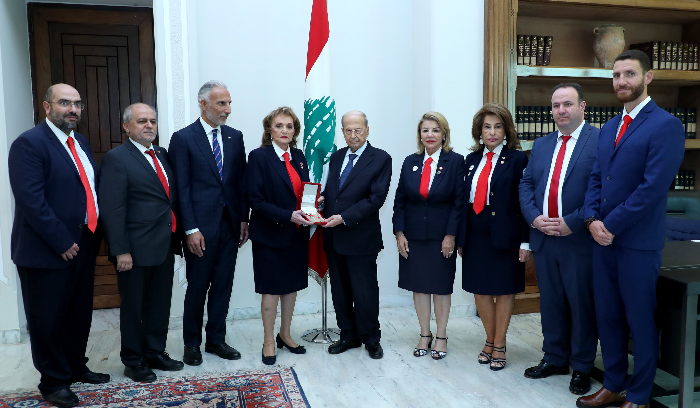 La médaille de deuxième classe de l'Ordre du mérite remise à la Croix-Rouge libanaise