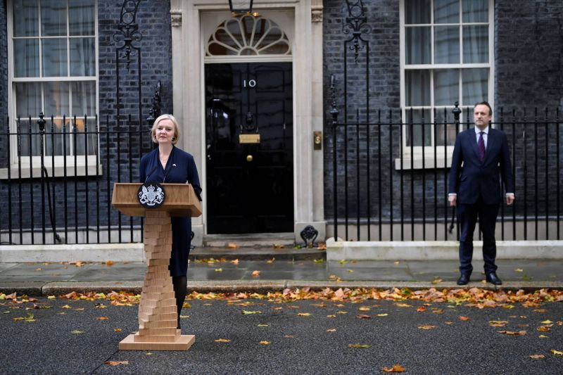 Liz Truss jette l'éponge, les conservateurs de nouveau en quête d'un Premier ministre