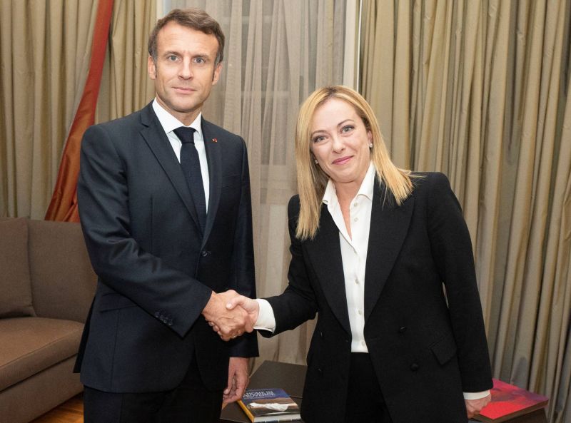 A Rome, Meloni rencontre Macron qui lui promet 