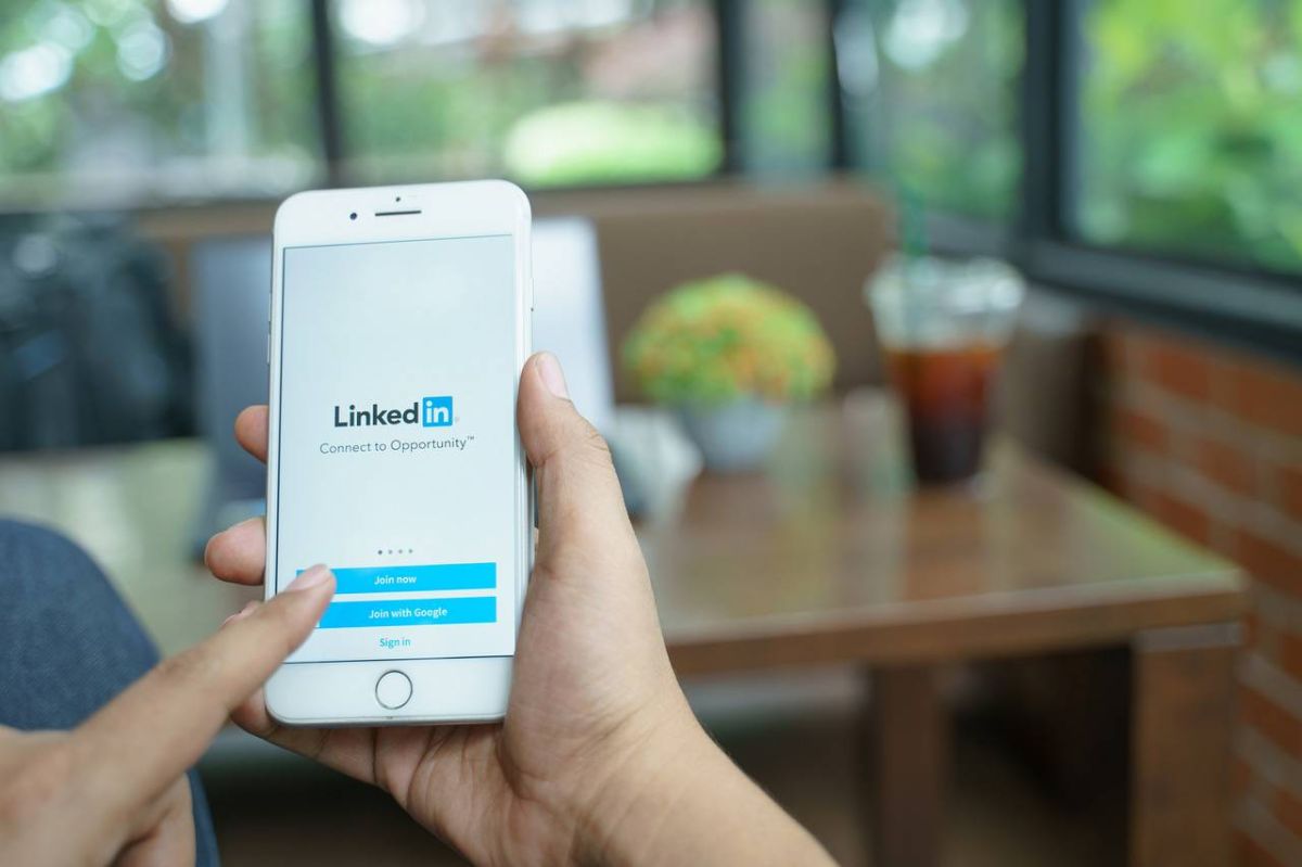 Deepfakes sur LinkedIn : les faux profils envahissent le réseau pro
