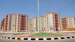 Une partie des habitants expulsés de leurs anciens quartiers ont été relogés dans les nouvelles résidences d’al-Asmarat, dans le quartier de al-Mokattam, au sud-est du Caire. Photo tirée du site officiel de la présidence 