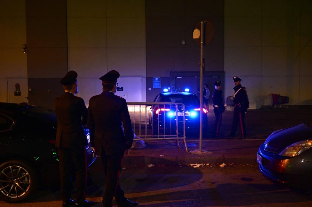 Un mort et quatre blessés graves dans une attaque au couteau près de Milan