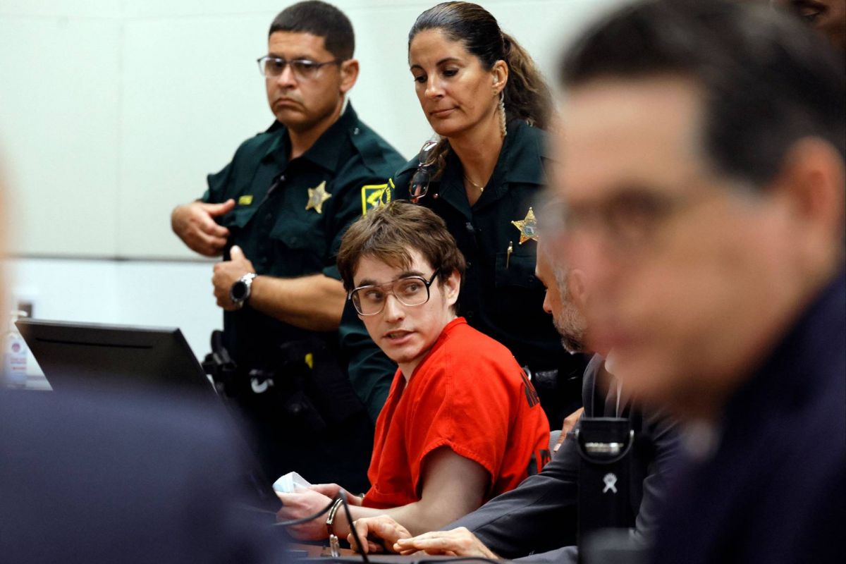Prison à vie pour l'auteur d'une tuerie dans un lycée de Floride, confronté aux proches des victimes Prison à vie pour l'auteur d'une tuerie dans un lycée de Floride, confronté aux proches des victimes