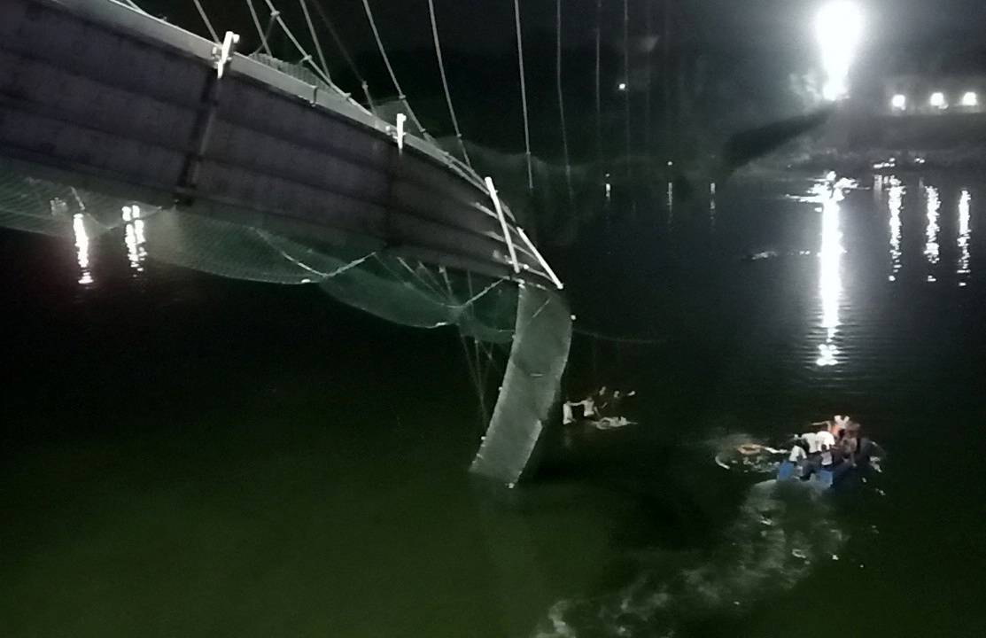 Arrestations en lien avec l'effondrement d'un pont suspendu ayant fait au moins 137 morts