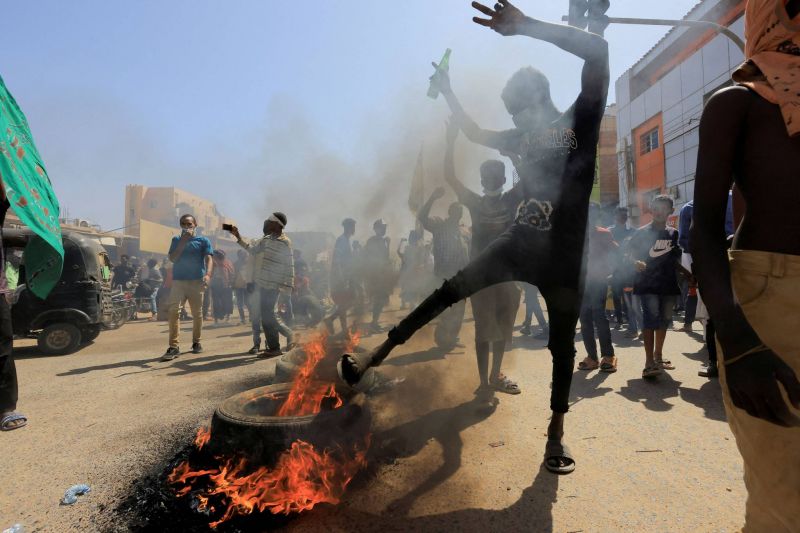 Grenades lacrymogènes sur des milliers d'anti-putsch à Khartoum