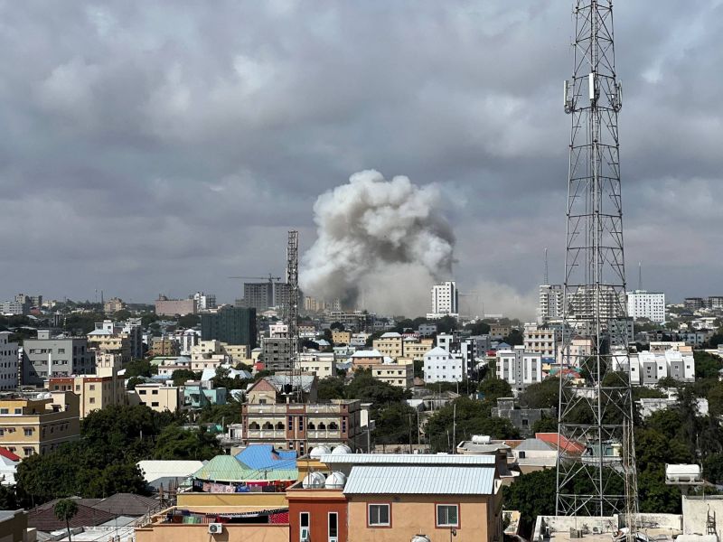 Au moins neuf morts dans le double attentat à la voiture piégée à Mogadiscio