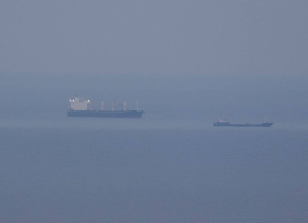 Deux cargos chargés de céréales ont quitté lundi les ports ukrainiens