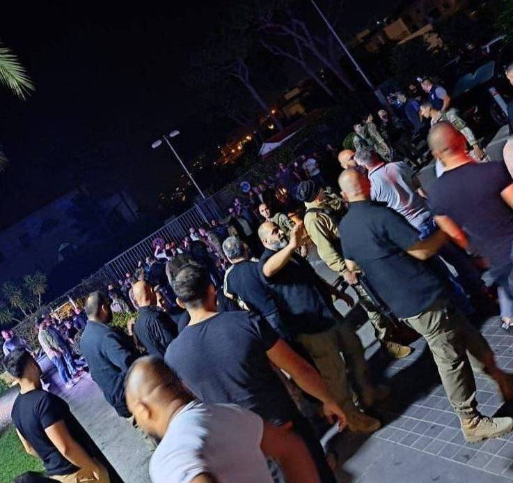 Several injured in an evening clash between FPM supporters and MTV talk show audience