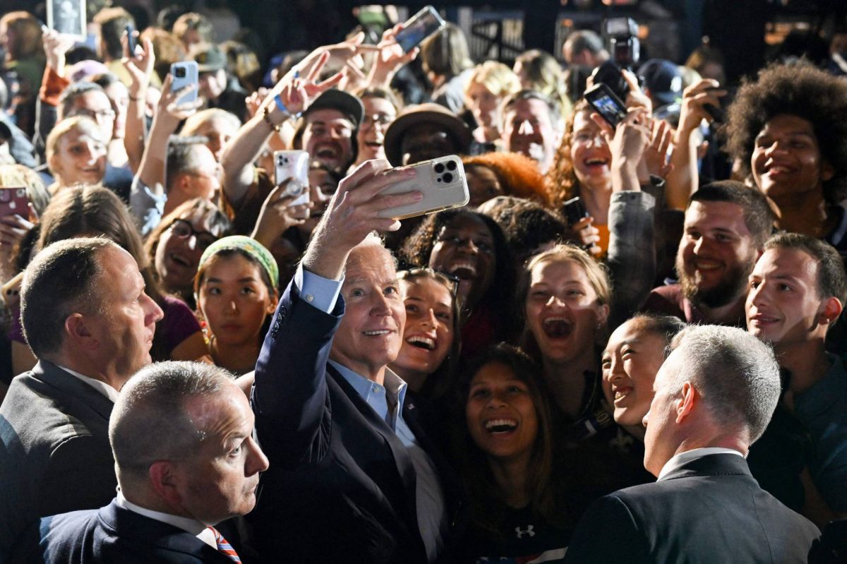 Trump et Biden chauffent leurs troupes à la veille des « midterms »