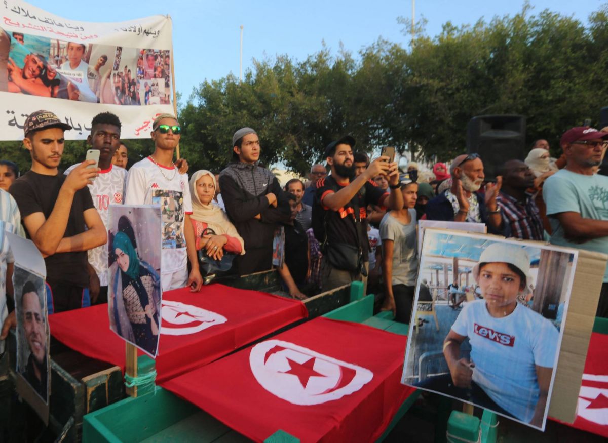 Des parents de migrants portés disparus fouillent des tombes