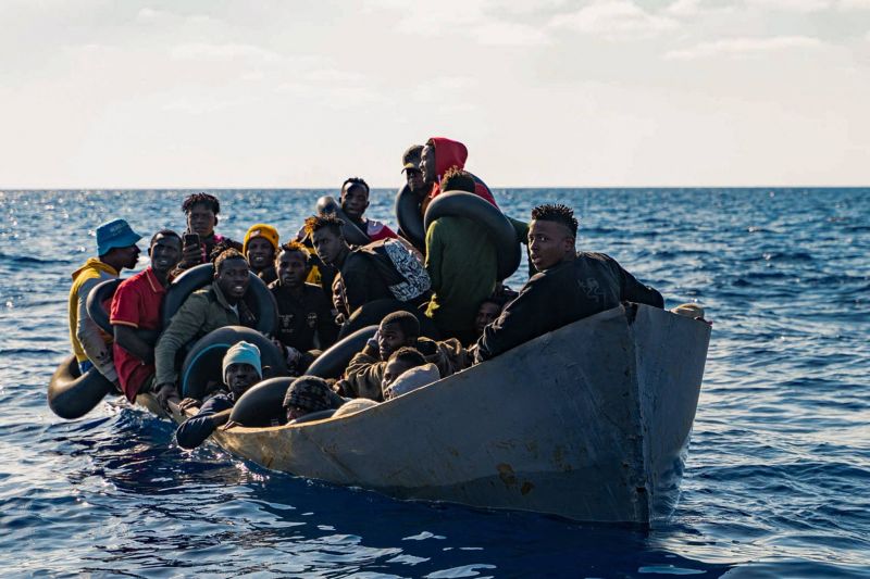 Des centaines de migrants toujours bloqués sur les navires des ONG