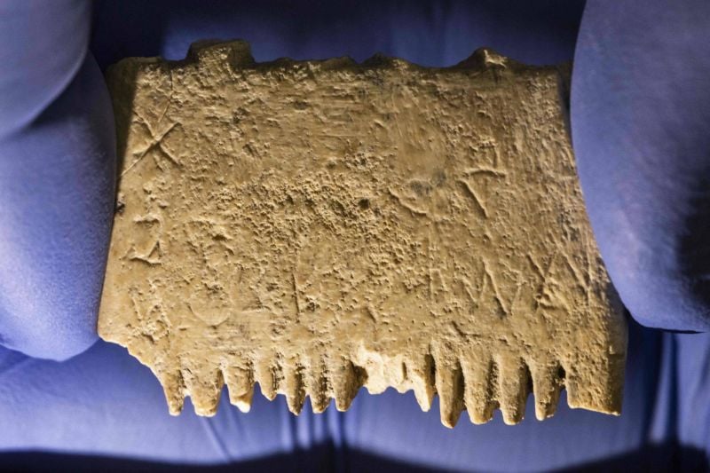 Une rare inscription en cananéen retrouvée sur un peigne
