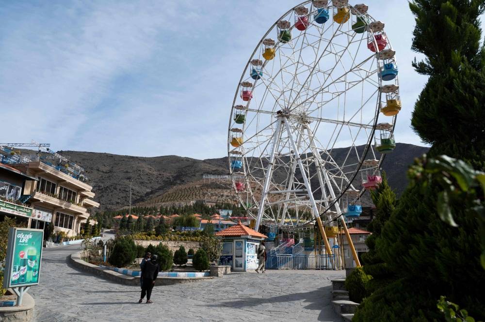 Les talibans interdisent les parcs de Kaboul aux femmes, qui se morfondent