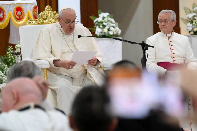 Pope calls on Lebanese politicians to 'put aside' their 'personal interests'