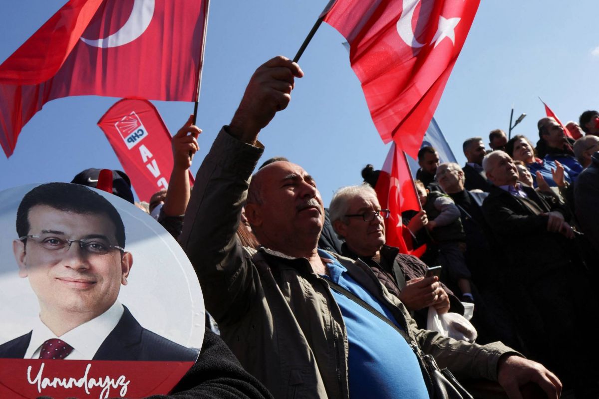 Prosecutors seek 15-month jail term for Istanbul mayor Prosecutors seek 15-month jail term for Istanbul mayor