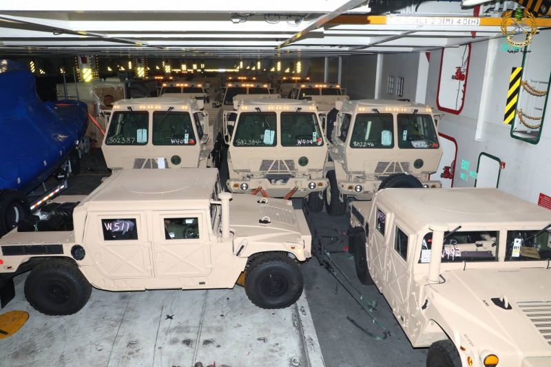 Washington fait don de véhicules et matériel militaires à l'armée