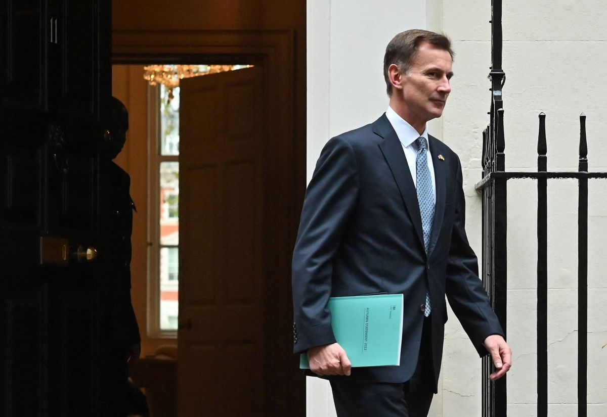 Londres dévoile un budget de rigueur malgré la récession déjà en cours