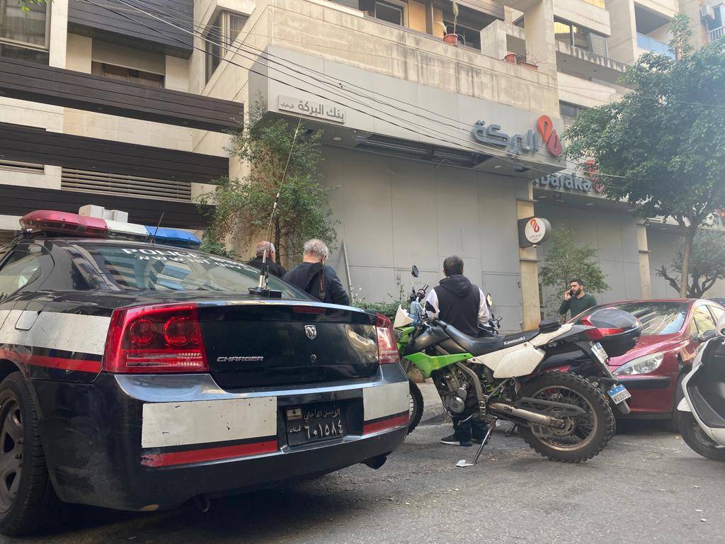 Un client fait irruption dans la banque al-Baraka à Hamra pour réclamer l'épargne de sa mère