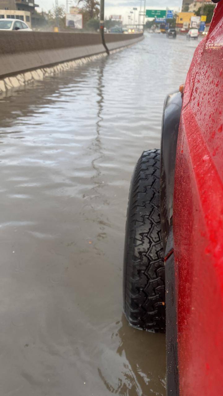 Des personnes piégées dans leurs voitures par les inondations secourures par la Défense civile