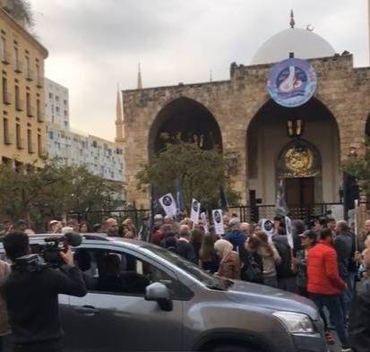 Dozens protest in front of Parliament ahead of capital control discussion