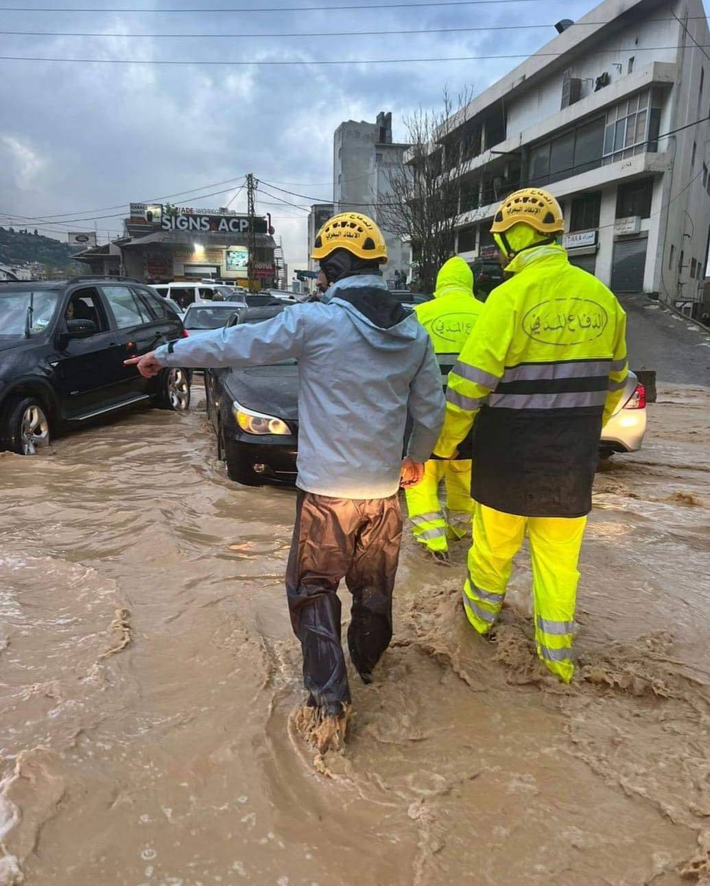 Des torrents d'eau inondent des routes dans le Kesrouan et Jbeil