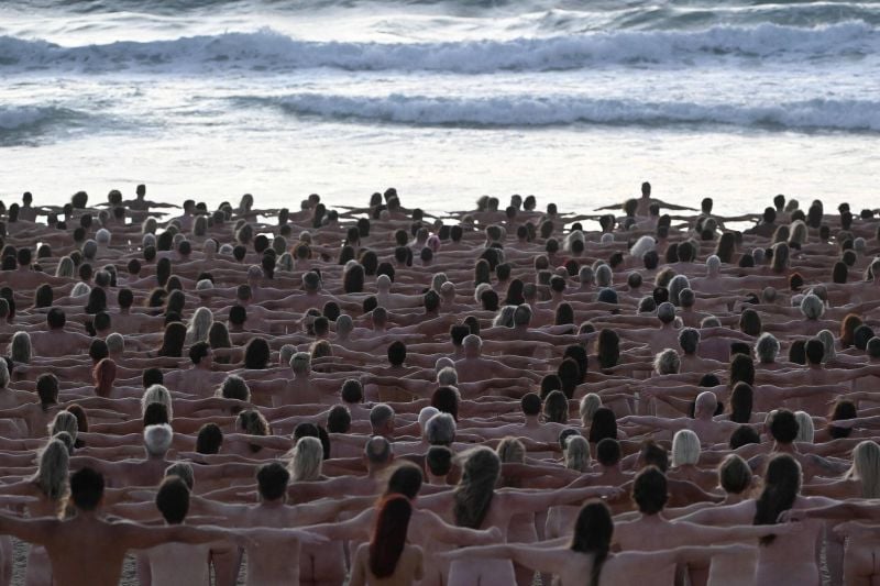 2.500 personnes posent nues sur la plage contre le cancer de la peau