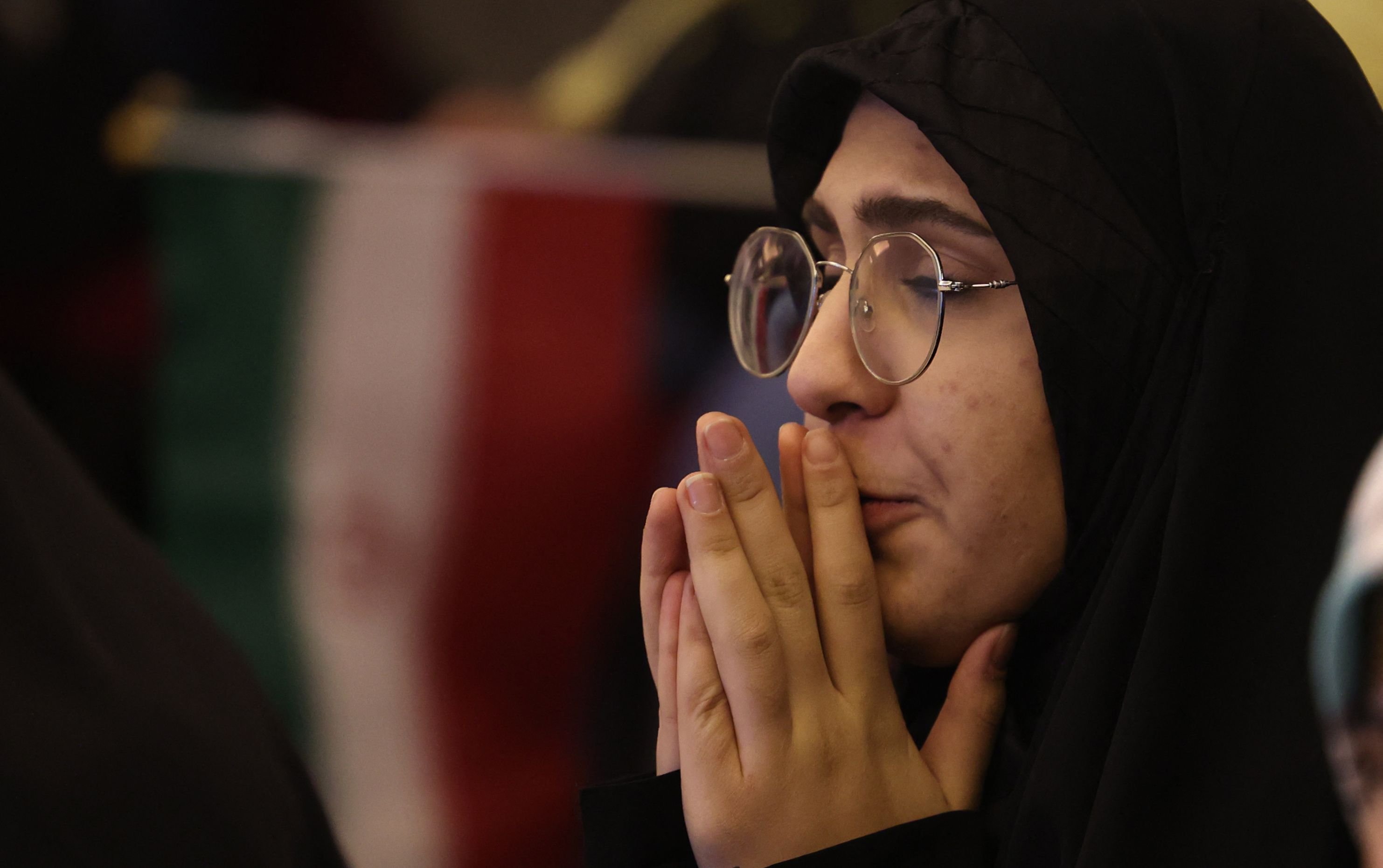 Une Iranienne réagissant à Téhéran à la défaite de l'Iran face aux Etats-Unis, le 29 novembre lors d'un match de la coupe du monde au Qatar. Photo ATTA KENARE / AFP