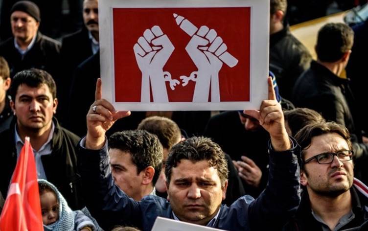 Ankara renforce son arsenal contre la presse avant les élections
