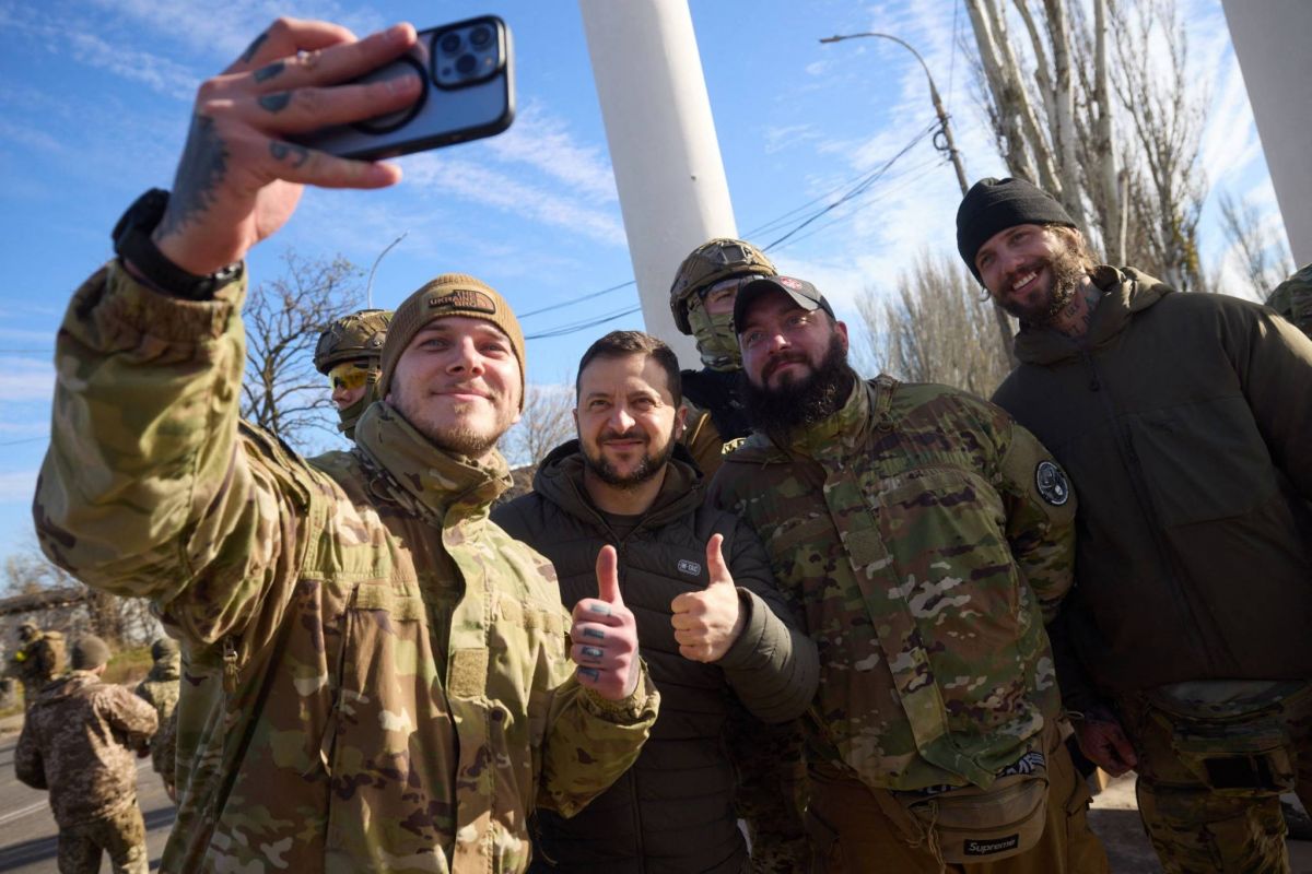 Zelensky près du front, nouvelle attaque au drone sur une base russe