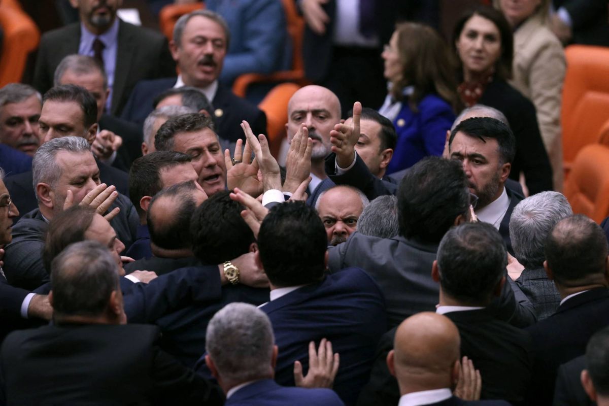 Un député en soins intensifs après une bagarre au Parlement