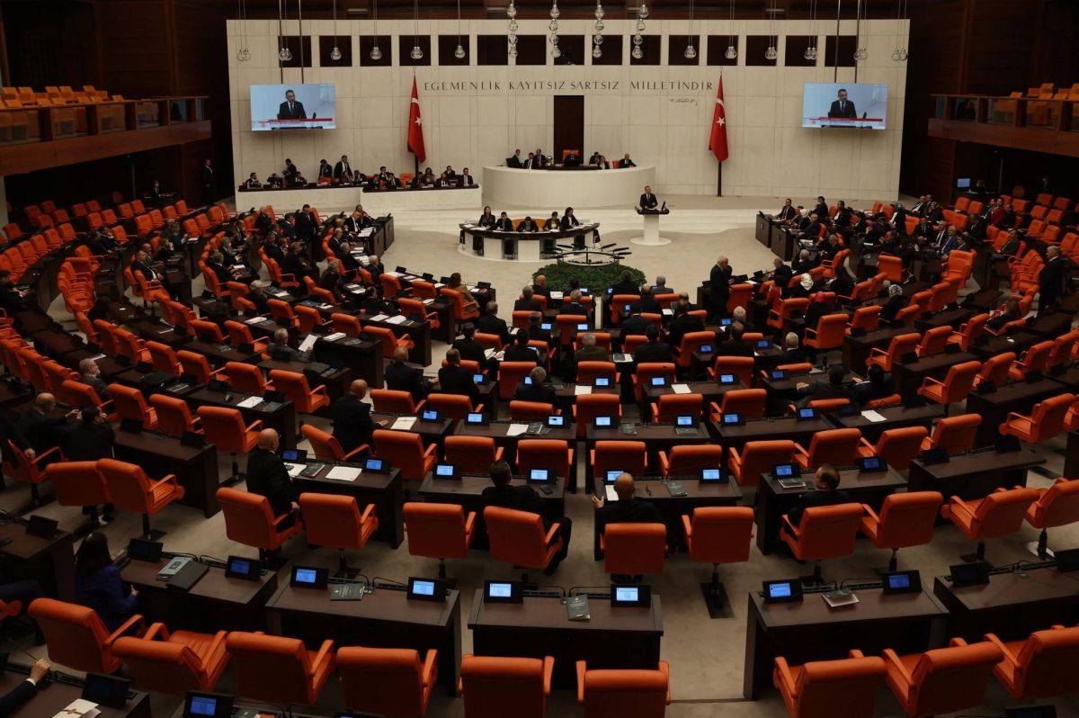 Le foulard flotte sur le Parlement avant les élections en Turquie