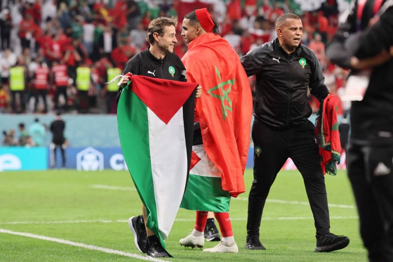 Les joueurs marocains posent avec un drapeau palestinien