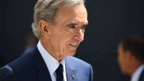Bernard Arnault et sa famille brièvement en tête du classement Forbes des plus grandes fortunes mondiales, devant Elon Musk