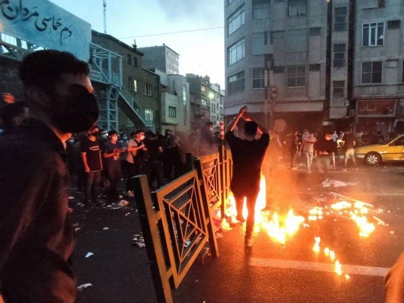 Top Iranian Sunni cleric says protesters should not face death sentences