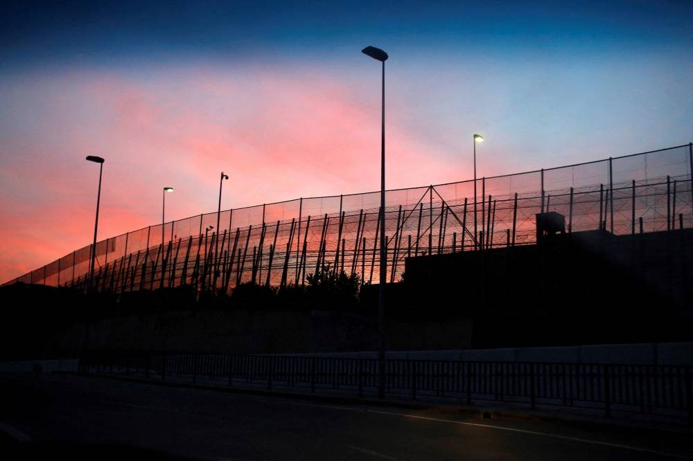 Un migrant rentre dans l'enclave de Melilla en parapente