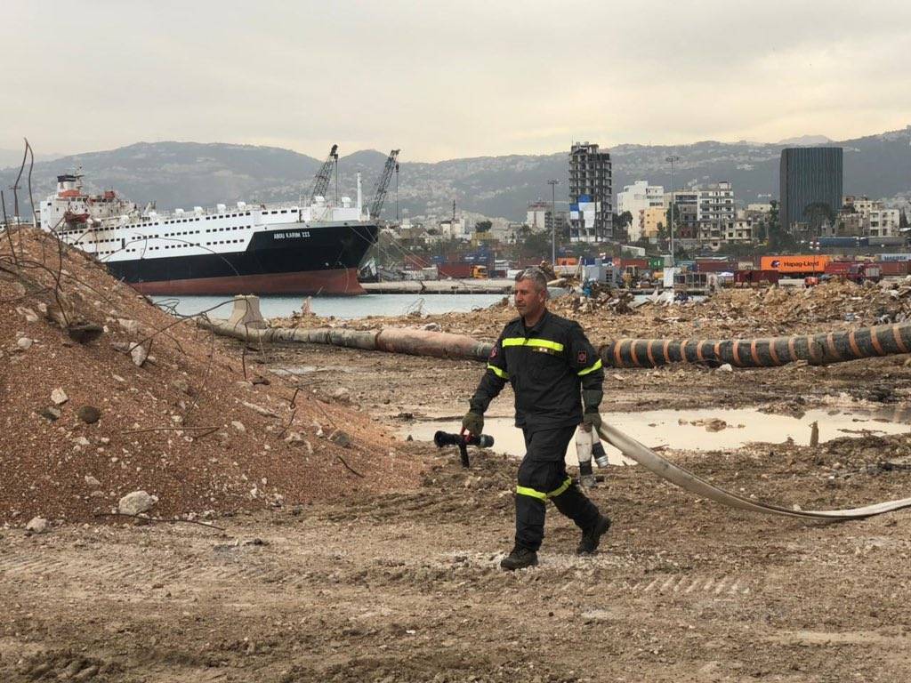 Incendie maîtrisé à l'intérieur d'un bateau abandonné au port de Beyrouth