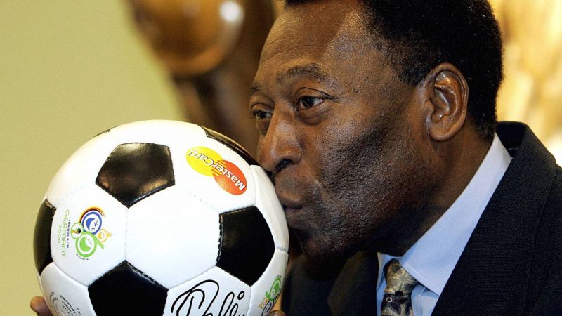 La légende Pelé hospitalisé, son entourage se veut rassurant