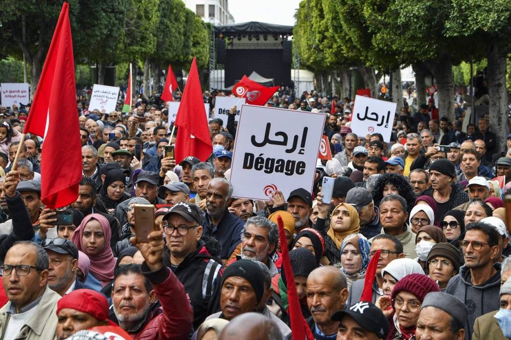 Manifestation contre le président à une semaine des législatives