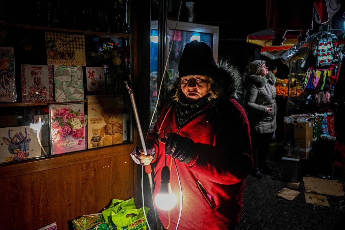L'Ukraine essuie des bombardements russes massifs, les coupures de courant se multiplient