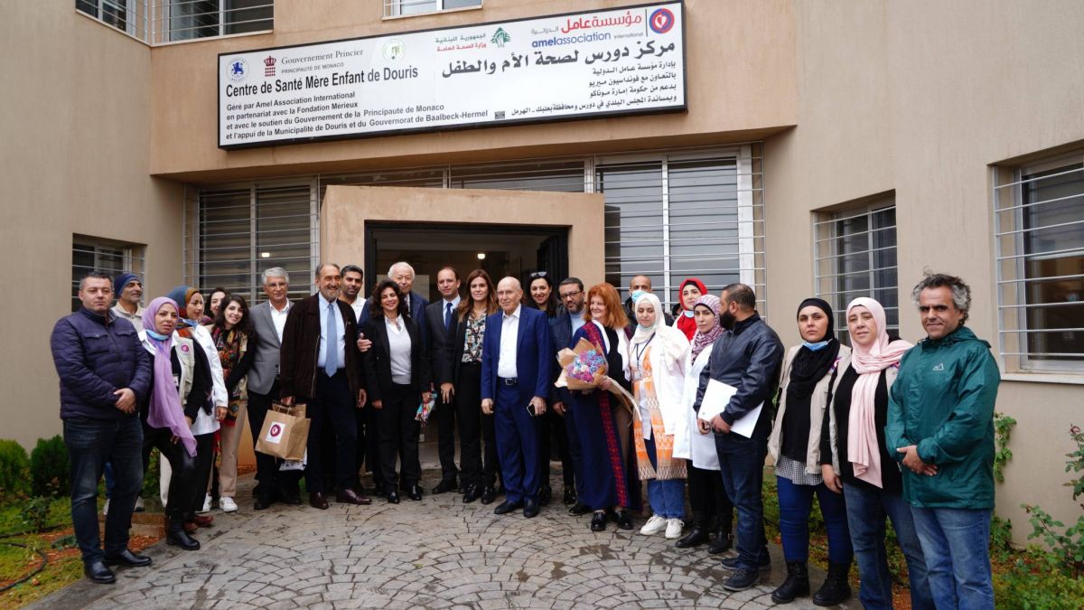 Le président de la Fondation Mérieux et son épouse en visite au centre de santé mères-enfants de Amel