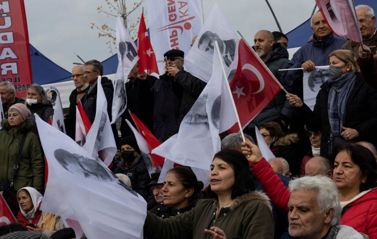 La justice tente d’écarter le maire d’Istanbul avant les élections