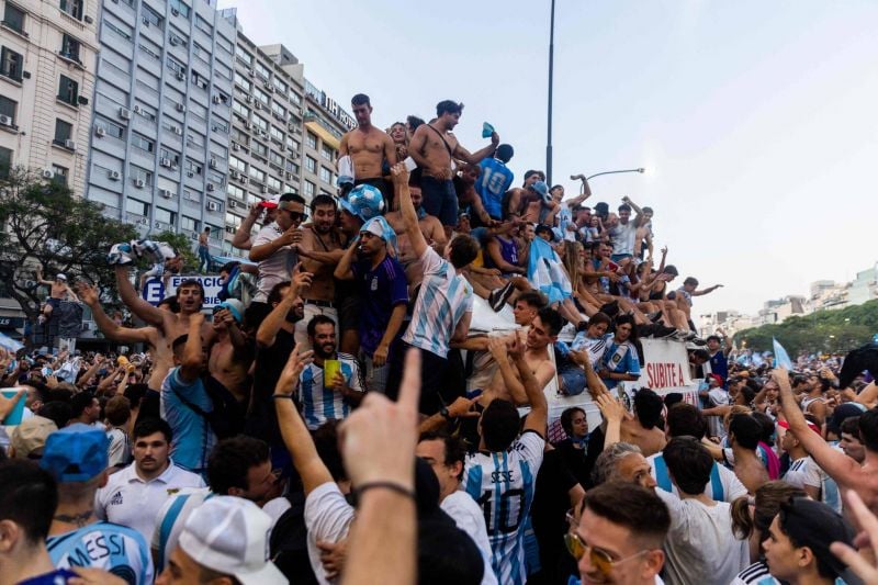 Ivres de joie, soulagés, les Argentins par millions dans les rues