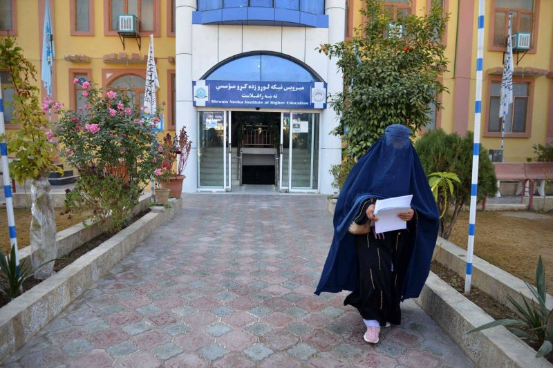 Les Afghanes bannies de l'université: une décision 
