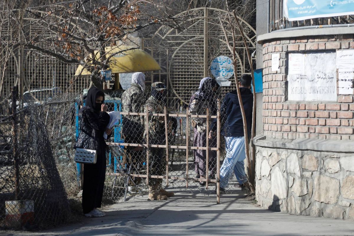 Des gardes armés empêchent les jeunes femmes d’entrer dans les universités en Afghanistan