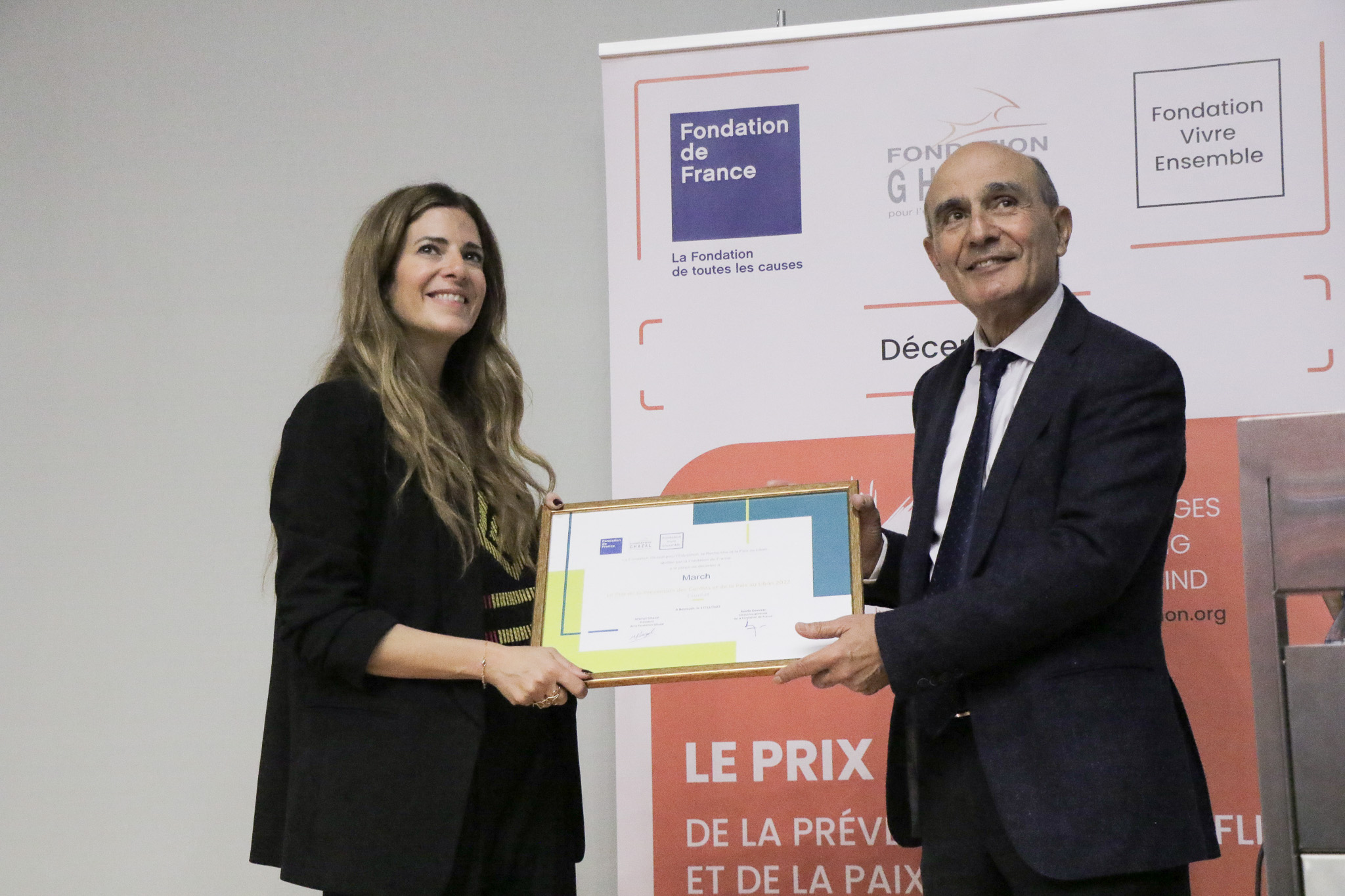 Léa Baroudi obtenant le prix des mains de Michel Ghazal. Photo DR 